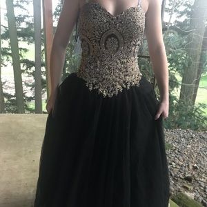 Prom dress size 6 but can be tightened